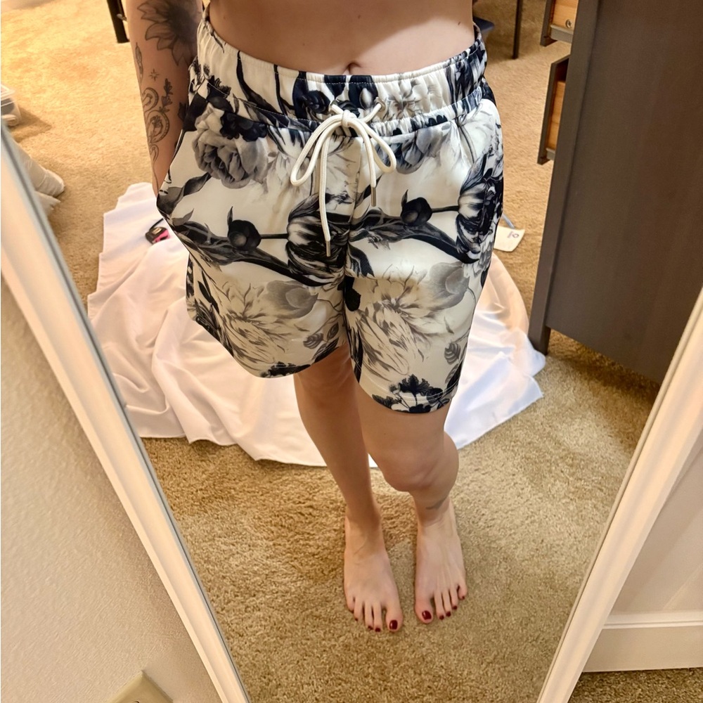 Tahari Women's Floral Dressy Shorts